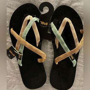 NWT Teva Olowahu Sandals